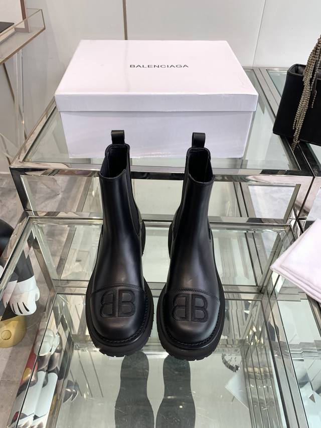 Balenciaga 巴黎世家 24Ss秋冬爆款弹力靴 这款鞋今年非常火爆，独立风格各处无可挑剔的细节做工。面料：头层牛皮 内里羊皮 码数：35-41 40 4